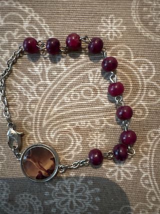 Pulsera religiosa con cuentas moradas
