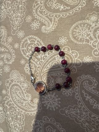 Pulsera religiosa con cuentas moradas