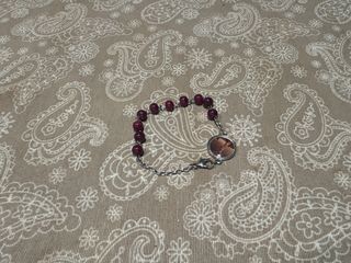 Pulsera religiosa con cuentas moradas