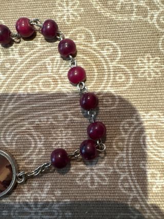 Pulsera religiosa con cuentas moradas