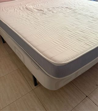 Cama tapizada gris y blanca