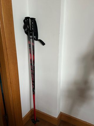 Esquís rojos con fijaciones