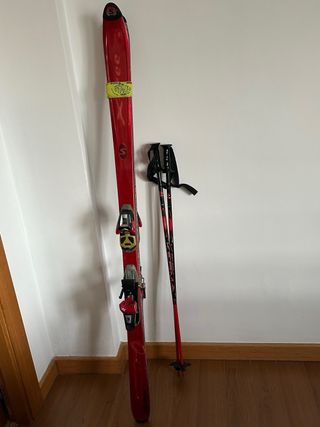 Esquís rojos con fijaciones