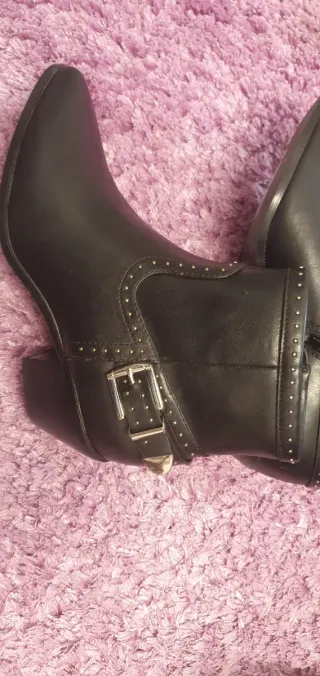 Botas cortas negras con hebilla