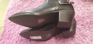 Botas cortas negras con hebilla