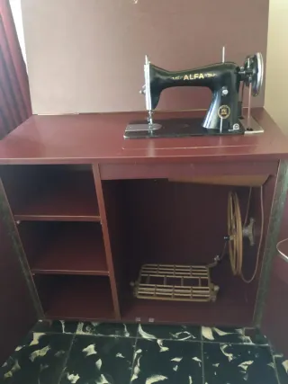 Máquina de coser Alfa antigua