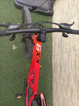 Bicicleta de montaña roja