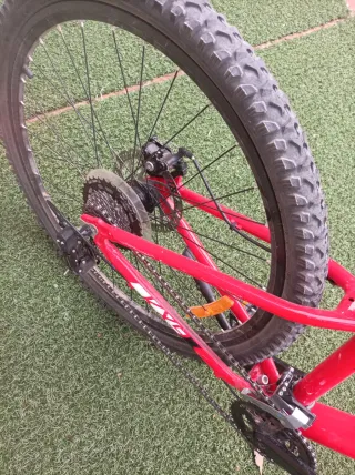 Bicicleta de montaña roja