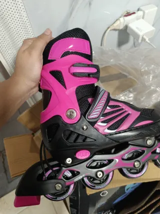 Patines en línea rosas y negros para niña
