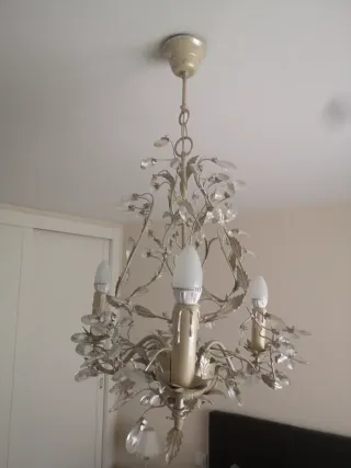 Lámpara de araña beige y transparente