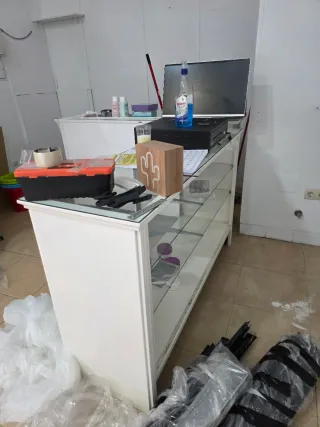 Mostrador Vitrina Cristal y Madera