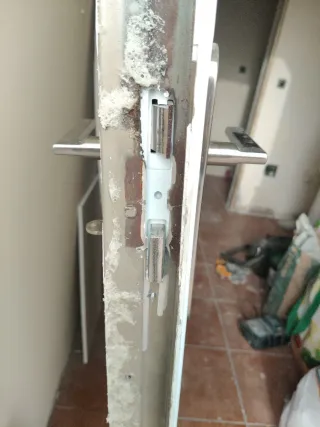 Puerta de hierro con cerradura