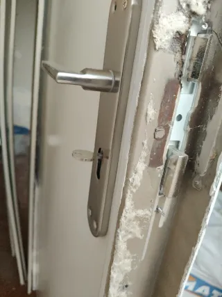 Puerta de hierro con cerradura