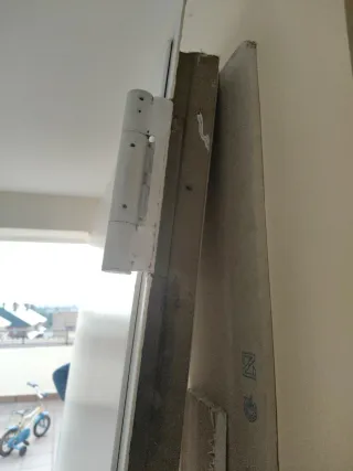 Puerta de hierro con cerradura