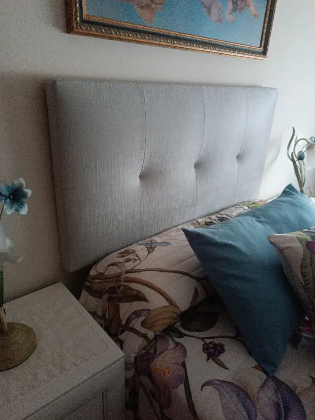 Cabecero de tela gris