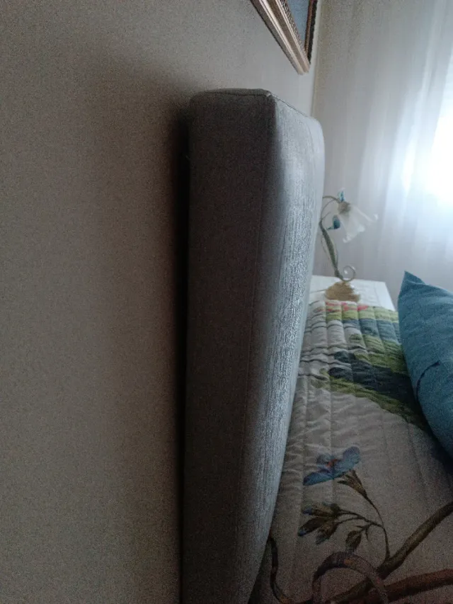 Cabecero de tela gris