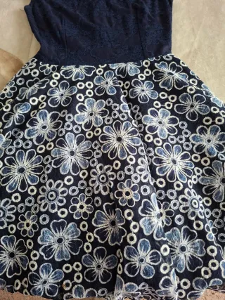 Vestido azul con flores blancas