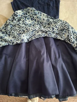 Vestido azul con flores blancas