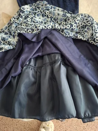 Vestido azul con flores blancas