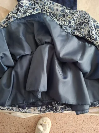 Vestido azul con flores blancas