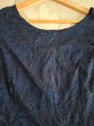 Vestido azul con flores blancas