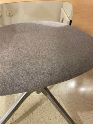 Escritorio de madera con silla