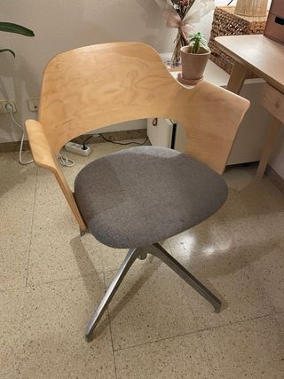 Escritorio de madera con silla