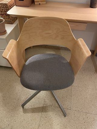 Escritorio de madera con silla