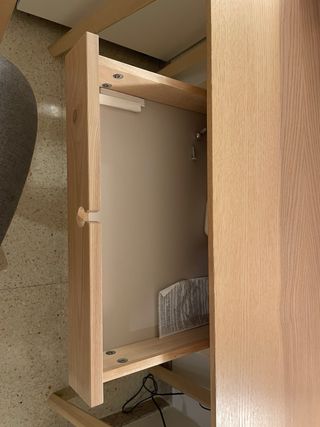 Escritorio de madera con silla