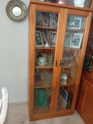 Vitrina de cristal y madera