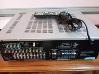 Amplificador AVR Onkyo con altavoces y mando