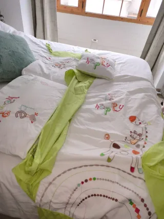 Colcha y protector cuna bebé con jirafa