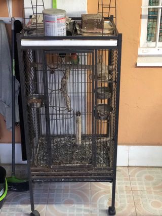 Jaula para pájaros negra y multicolor. Precio 60€