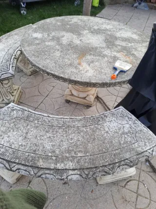 Mesa de piedra redonda con bancos