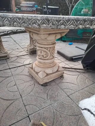 Mesa de piedra redonda con bancos