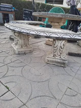 Mesa de piedra redonda con bancos