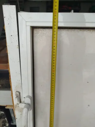 Puerta de aluminio blanca