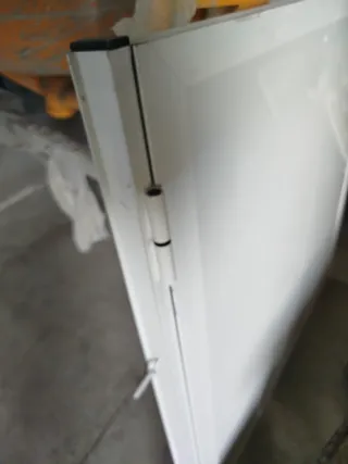 Puerta de aluminio blanca