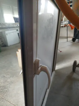 Puerta de aluminio blanca