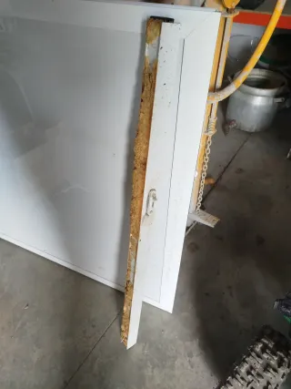 Puerta de aluminio blanca