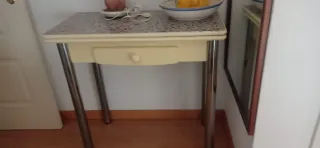 Mesa de cocina beige y gris