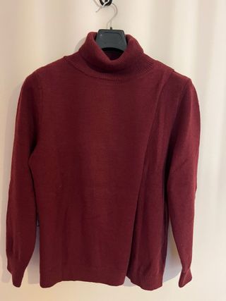 Jersey lactancia cuello alto con apertura cruzada.