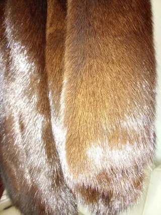 Abrigo de piel marrón de Tachy World.