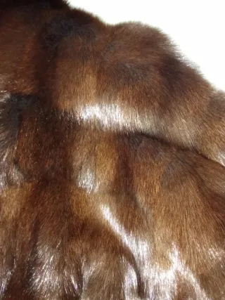 Abrigo de piel marrón de Tachy World.