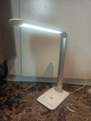 Lámpara de escritorio LE LED plata y blanca