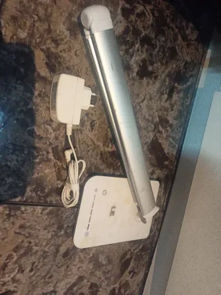 Lámpara de escritorio LE LED plata y blanca