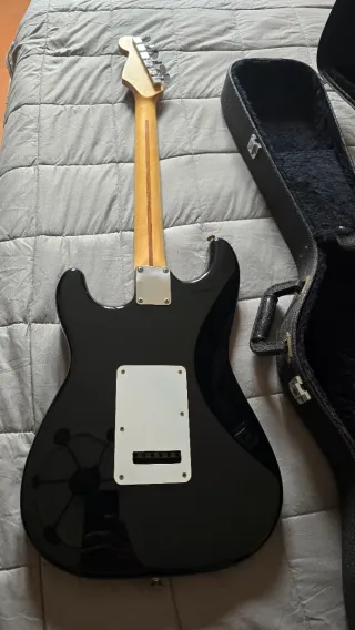 Fender Stratocaster MIM 2003 + Estuche