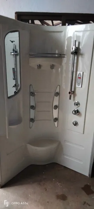 Cabina de ducha moderna blanca