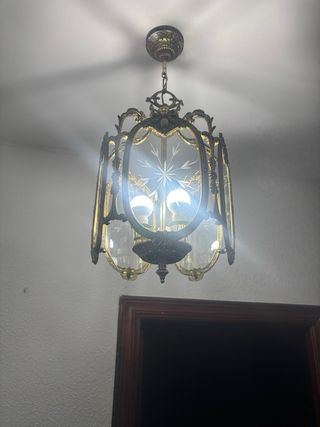 Lámpara de techo dorada y blanca