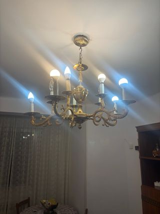 Lámpara de techo dorada y blanca